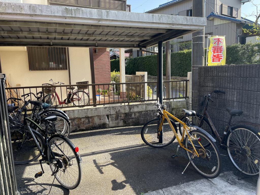 その他　屋根付き駐輪場です！