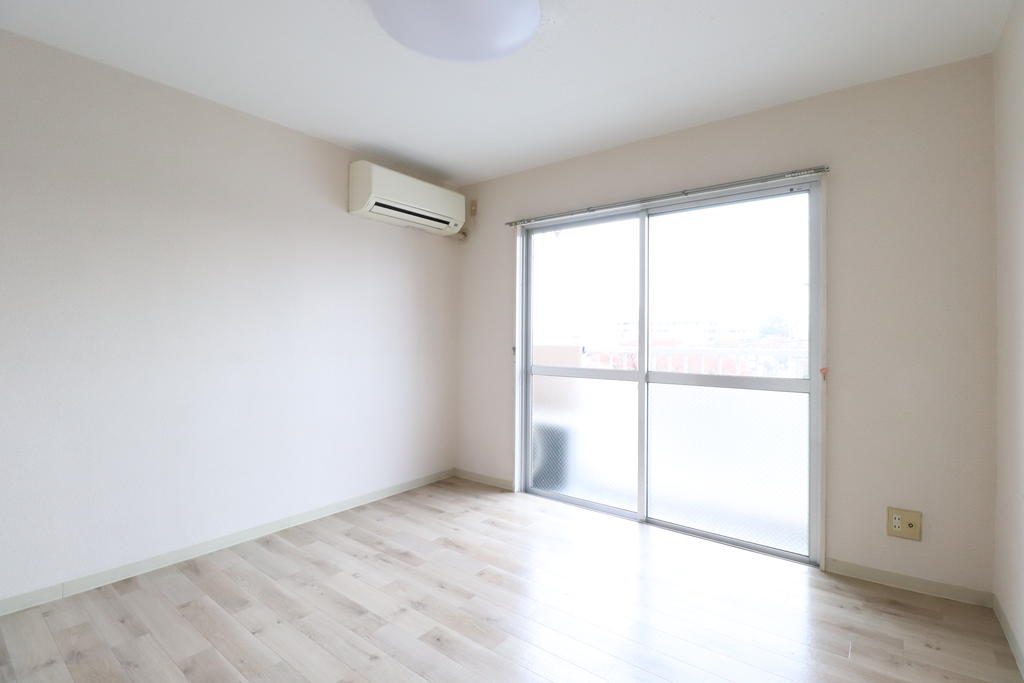 居室・リビング　エアコン付きの洋室です★