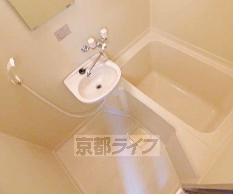 バス・シャワールーム　広々とした浴槽です。