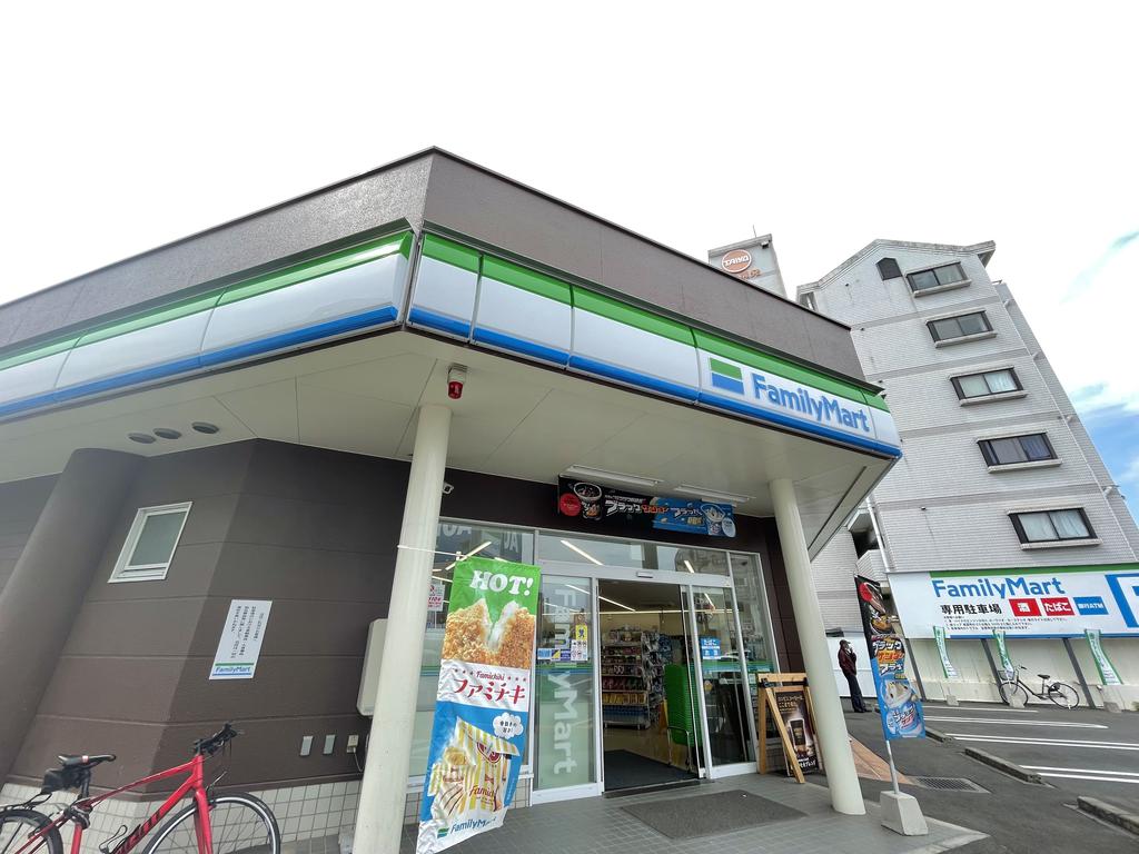 コンビニ　ファミリーマート下荒田四丁目店（コンビニ）まで284m