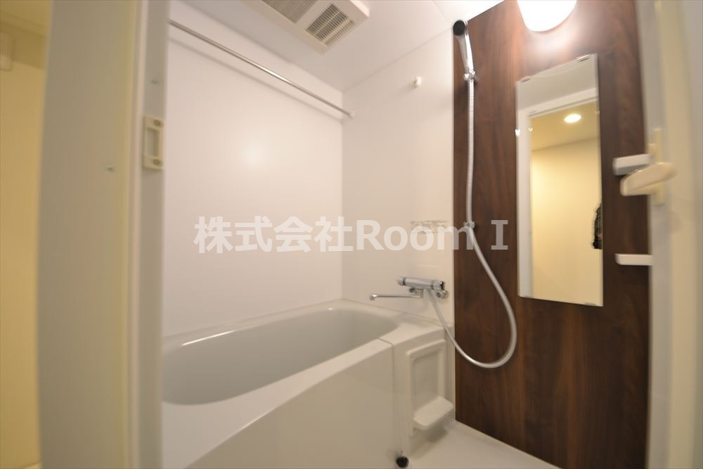 バス・シャワールーム　コンパクトで使いやすいお風呂です