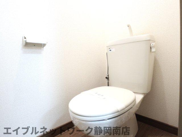 トイレ　落ち着いた色調のトイレです