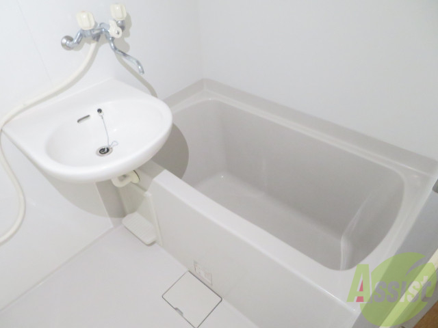 バス・シャワールーム　こちらはお風呂。一日の疲れをここで癒してください。