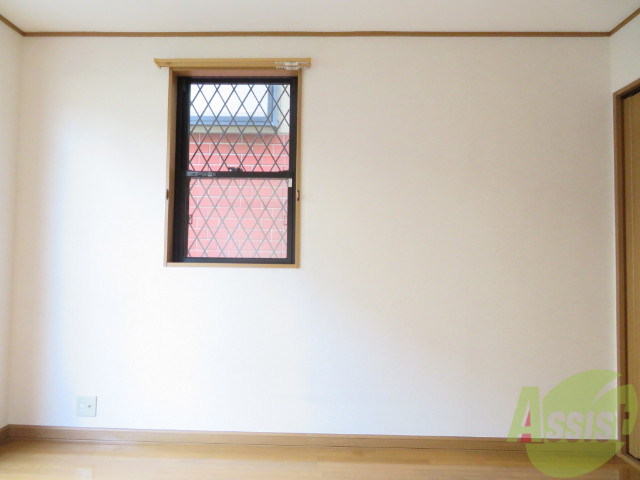 その他部屋・スペース　寝室には窓があるので、朝の目覚めが良さそうです。