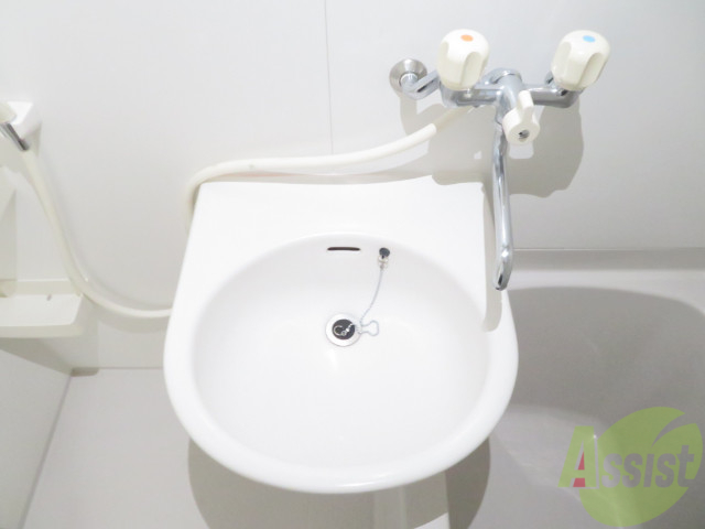 洗面設備　洗面台があるので、朝の準備などに助かります。