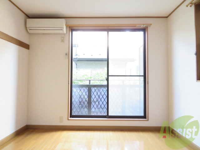 居室・リビング　リビングはこんな感じです。窓が大きくてよく陽が入ってきます。