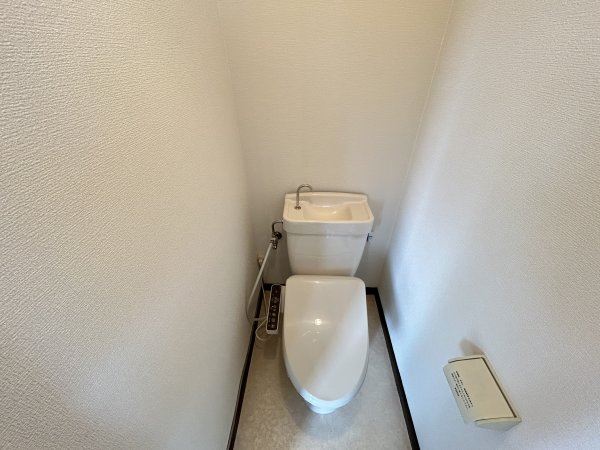 トイレ　温水洗浄便座付きです