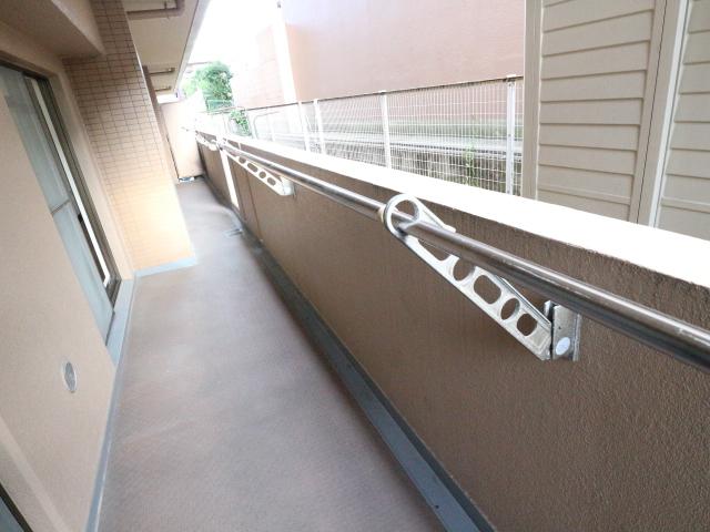 バルコニー　暖かな日差しのふりそそぐバルコニー