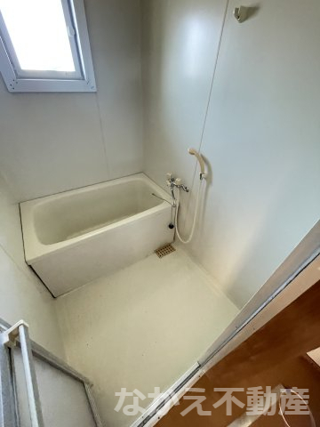 バス・シャワールーム　コンパクトで使いやすいお風呂です