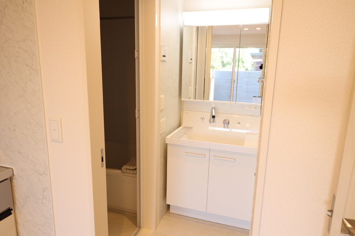 洗面設備　忙しい朝に嬉しい洗髪洗面化粧台付
