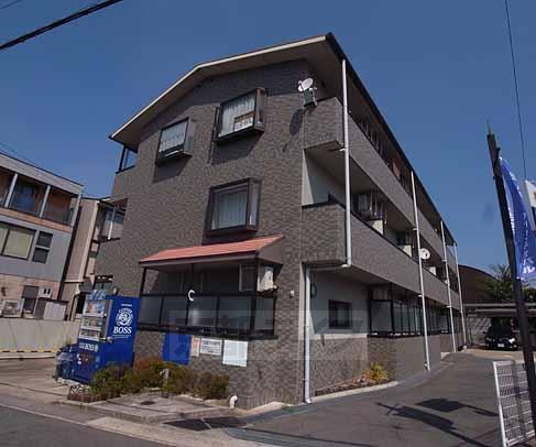 京都市伏見区桃山町因幡のマンションの建物外観