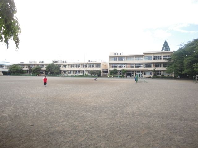 【日野市多摩平のマンションの小学校】