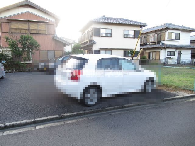 【伊賀市緑ケ丘南町のアパートの駐車場】