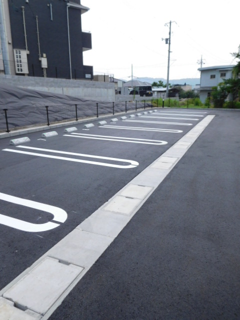 【赤磐市河本のアパートの駐車場】