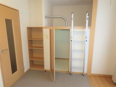 収納　本棚、ベッド下収納あり