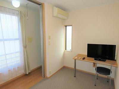 居室・リビング　カーテンやテーブル、テレビも備え付けです