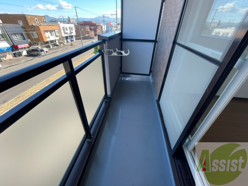 バルコニー　バルコニーは幅があり、広い印象を受けました。