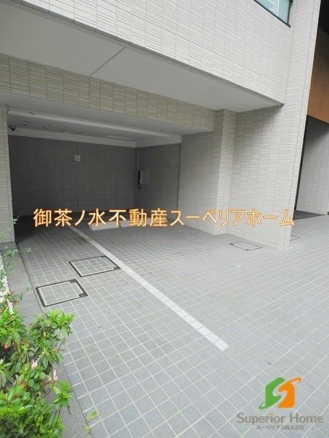 【新宿区荒木町のマンションの駐車場】