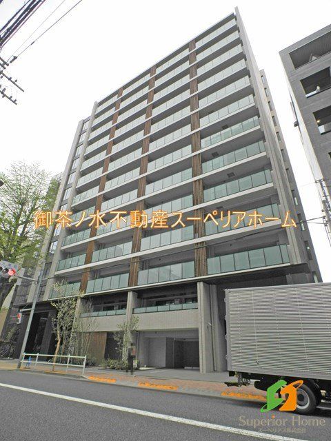 【新宿区荒木町のマンションの建物外観】