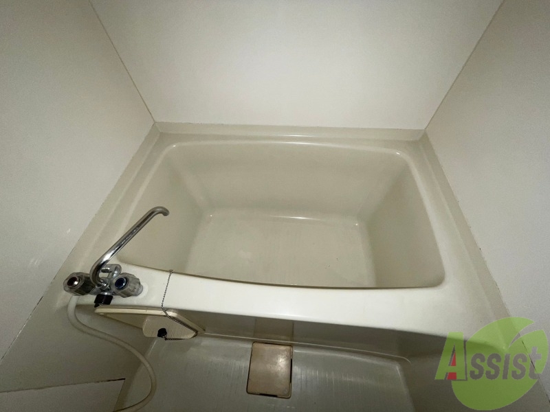 バス・シャワールーム　こちらはバスルームになります。十分な広さですね。