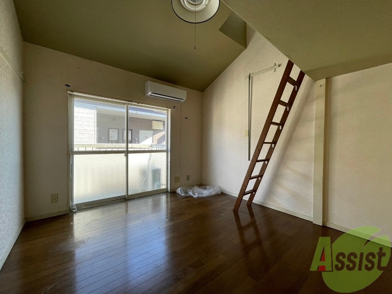 居室・リビング　こちらは７帖の洋室になります。ロフトもあります。