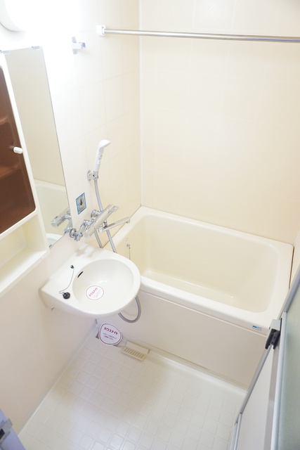 バス・シャワールーム　洗面ボウル付きバスルーム