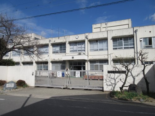 中学校　登美丘中学校（中学校）まで1162m