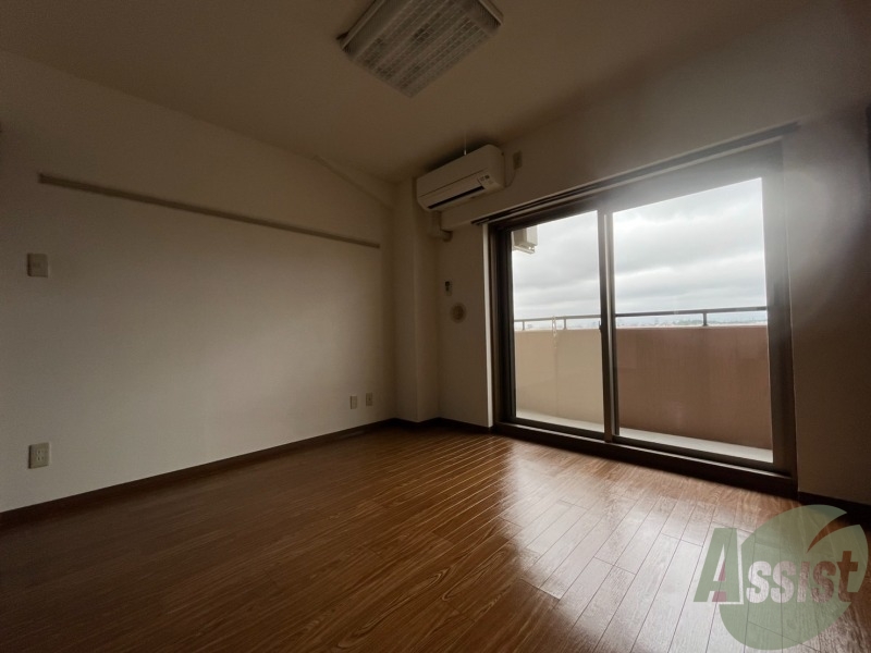 その他部屋・スペース　６．２帖の洋室です。窓が大きく光が差し込みます。