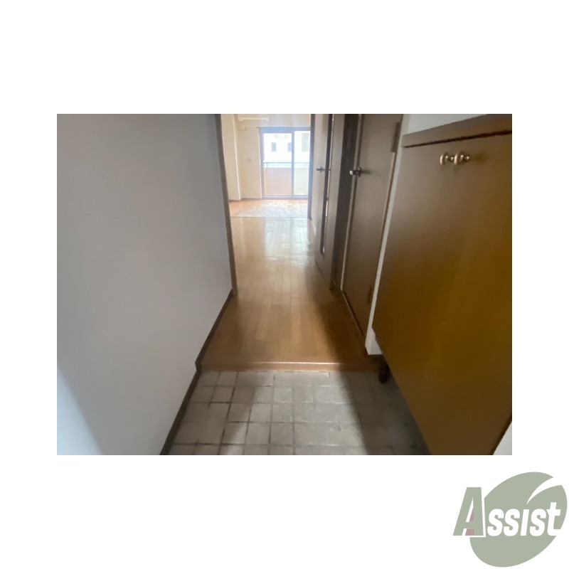 玄関　玄関からは、すぐにお部屋が見えないの安心ですね。