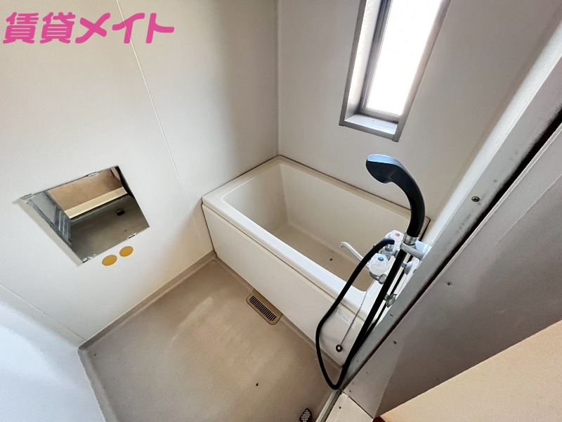 バス・シャワールーム　同型反転写真