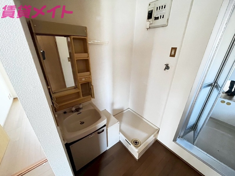 洗面設備　同型反転写真