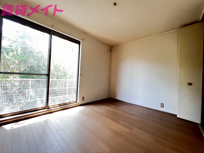 居室・リビング　同型反転写真