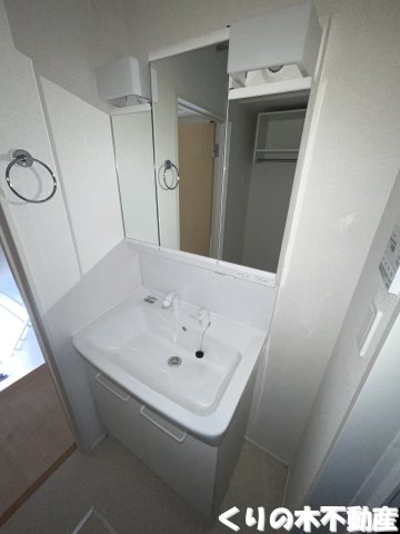 洗面設備　ゆったりとスペースのある洗面所