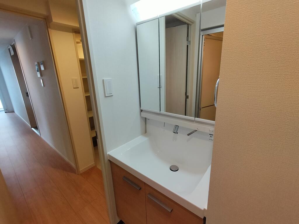 洗面設備　大きな独立洗面台備え付けです。