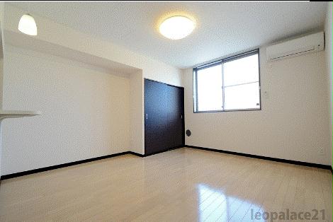 居室・リビング　備品や設備仕様は号室等により異なります現地をご確認下さい。