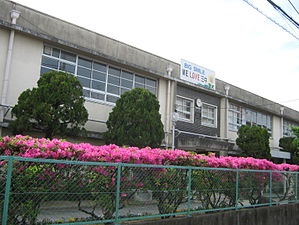 中学校　寝屋川市立第三中学校（中学校）まで694m