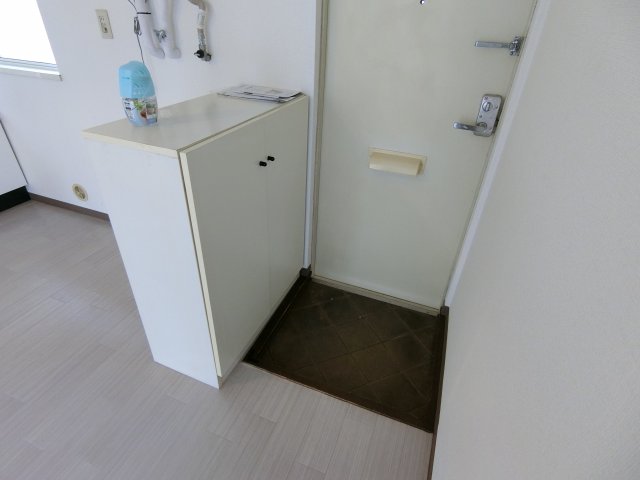 玄関　写真は同建物の別部屋を参考に掲載しております。