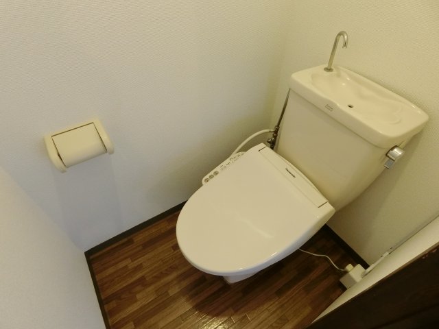 トイレ　写真は同建物の別部屋を参考に掲載しております。
