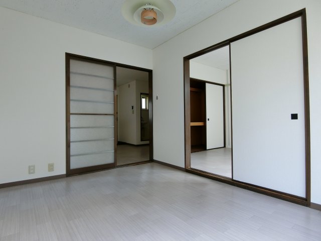 居室・リビング　写真は同建物の別部屋を参考に掲載しております。