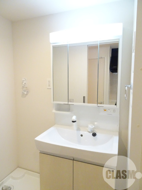 洗面設備　鏡を開くと収納があります♪