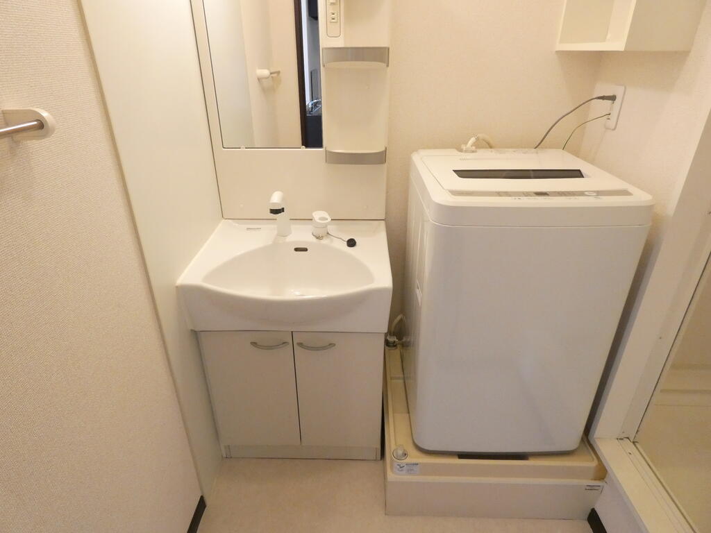 洗面設備　独立洗面台付で室内洗濯機置き場に洗濯機が備え付けです☆
