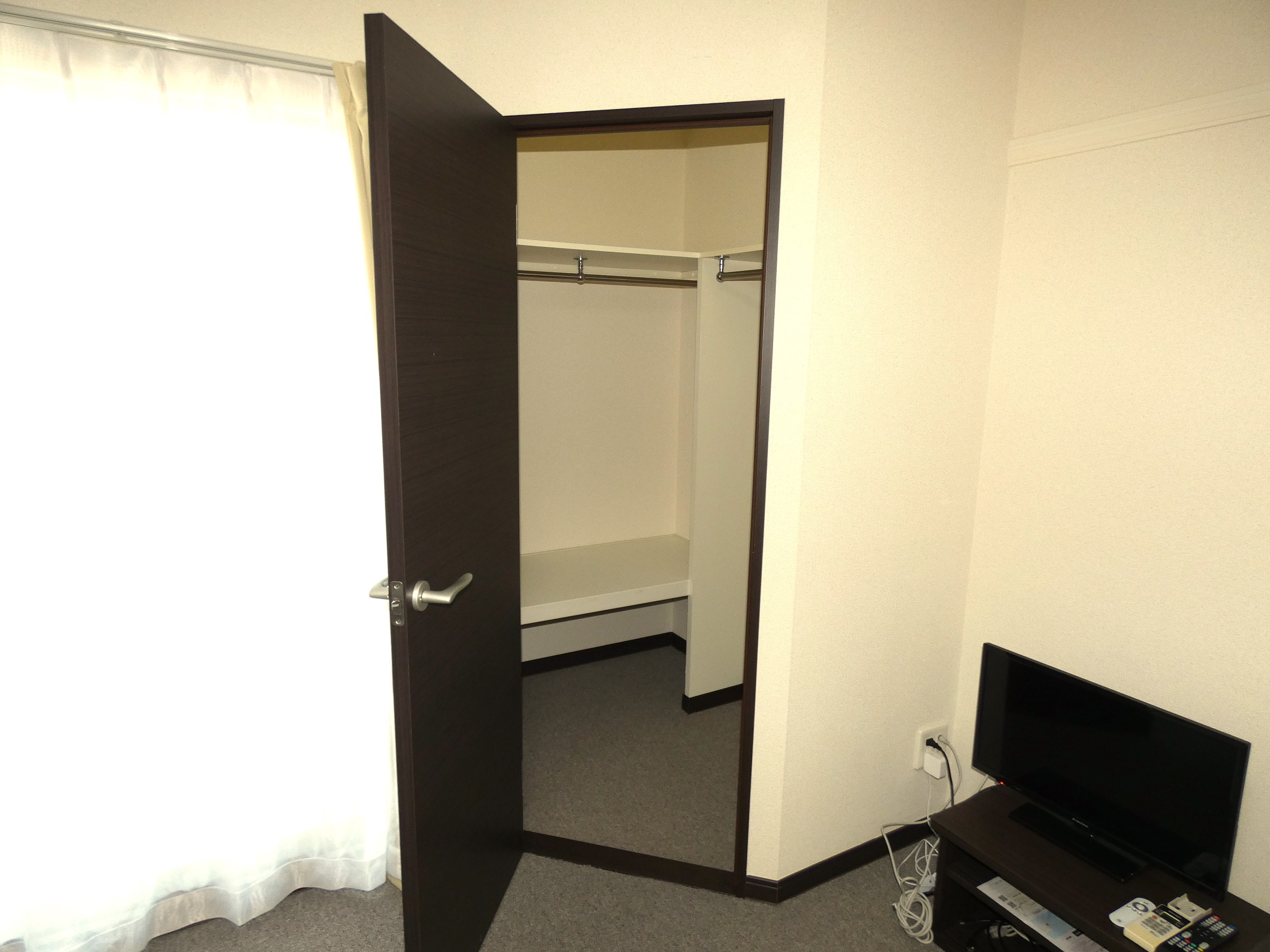 収納　大容量のハンガーパイプ付ウォークインクローゼットです☆