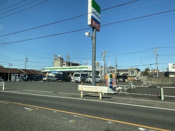 コンビニ　ファミリーマート　亀崎南店（コンビニ）まで225m