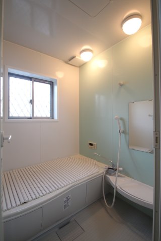 バス・シャワールーム　追い焚き付きの広々浴槽