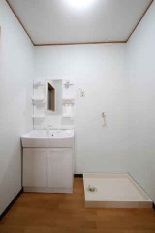 洗面設備　明るい洗面所です