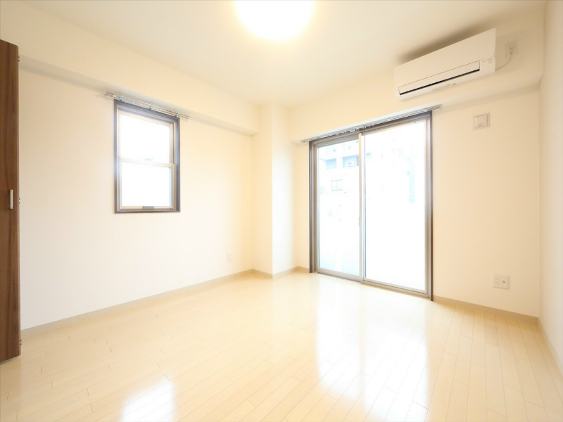 バルコニー　洋室7.5帖　2面採光　エアコン完備　南面バルコニー