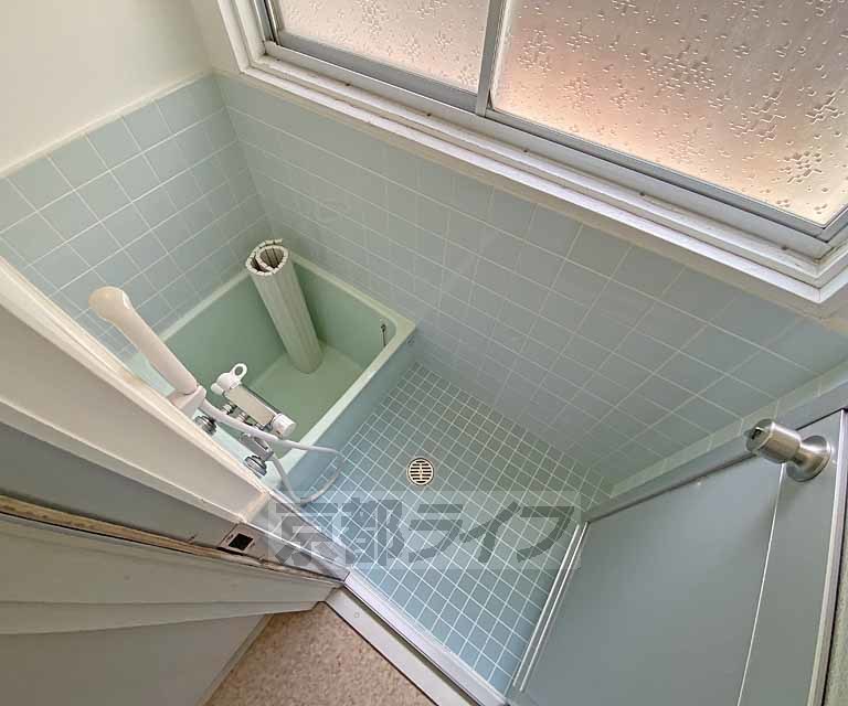 バス・シャワールーム　タイル張りのコンパクトな浴室です。