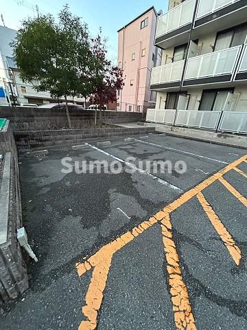 駐車場　駐車場があるので、車を買う予定の方も安心です