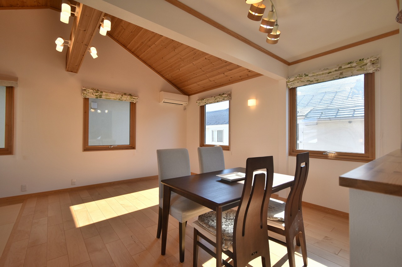 居室・リビング　テーブルとイス付