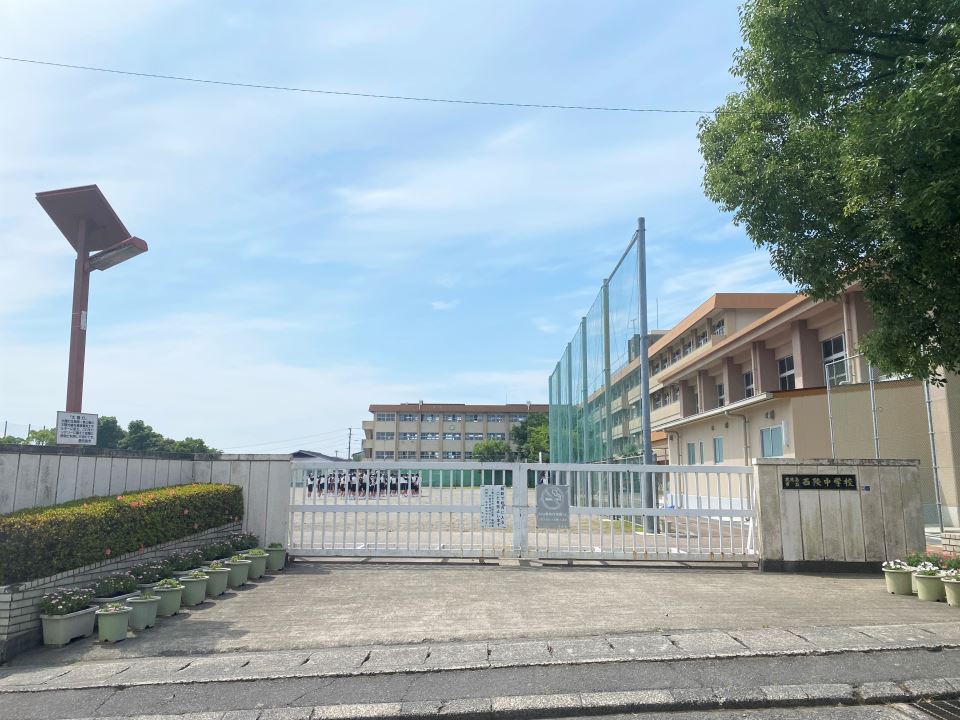 中学校　西陵中学校（中学校）まで750m